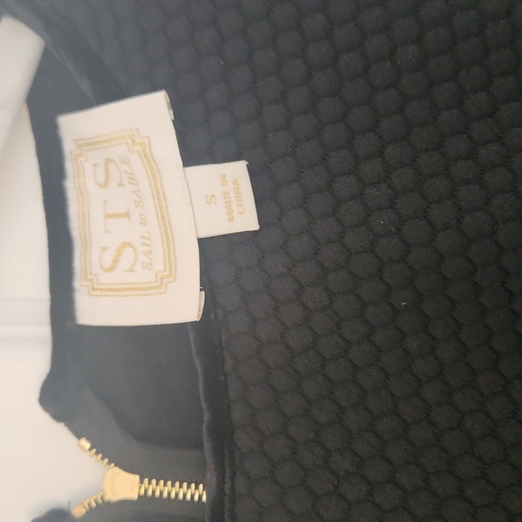 Sail to Sable Bell Sleeve Top with Gold Zipper in Back - Picture 2 of 6